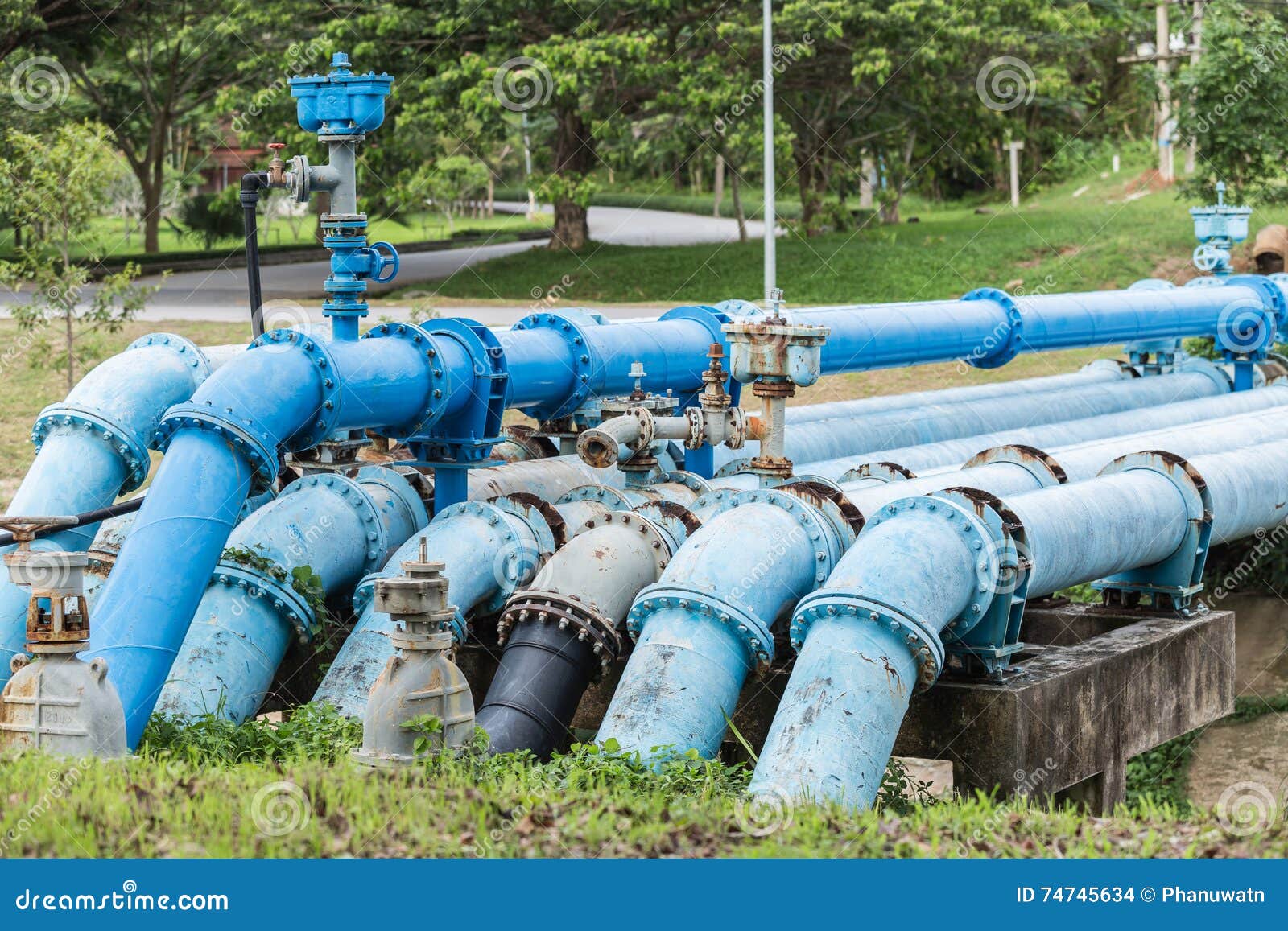 Tubo Principal Del Color Azul Grande Para El Abastecimiento De Agua Foto de  archivo - Imagen de acero, parte: 74745634