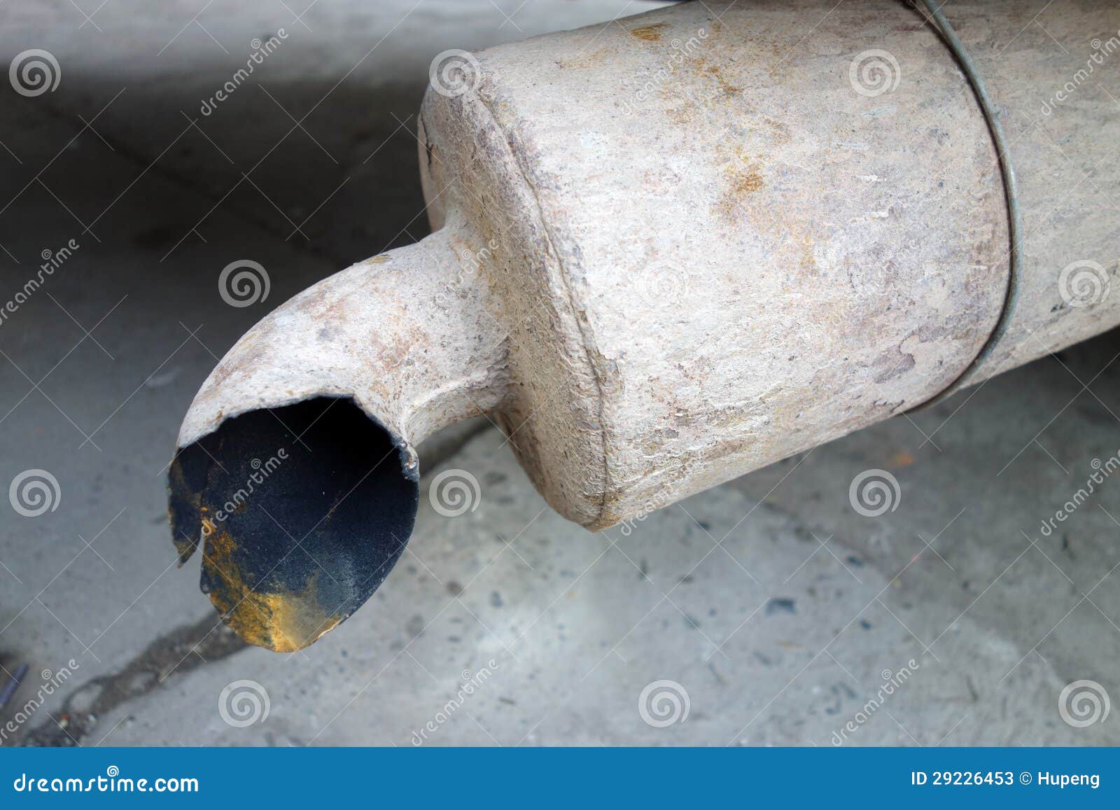 Tubulação De Exaustão Oxidada Imagem de Stock Imagem de carbonato, dano 29226453