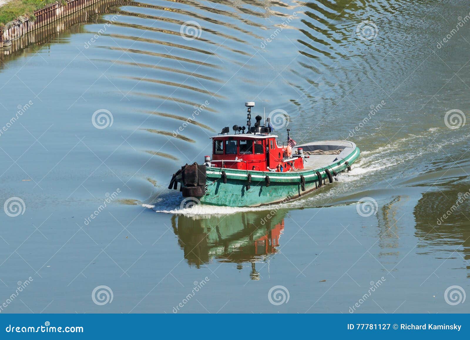 Tugboat στο Cuyahoga. Μικρό tugboat που χρησιμοποιείται πρώτιστα για να βοηθήσει τους ναυλωτές δεδομένου ότι πλοηγούν τον άνεμος ποταμό Cuyahoga στο Κλίβελαντ, Οχάιο