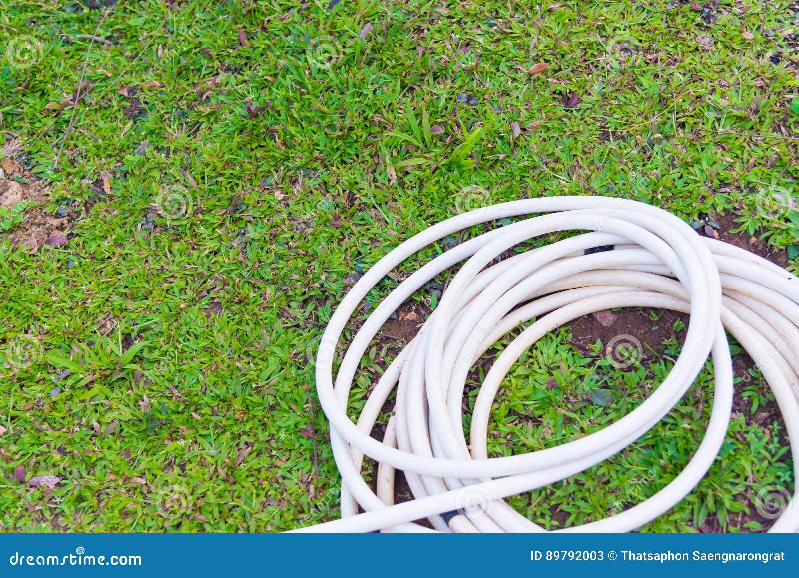 Zinloos ophouden blad Tuinslang of Witte Rubberbuis Met Tapkraan Op Grasgebied Stock Afbeelding -  Image of vochtigheid, rubber: 89792003