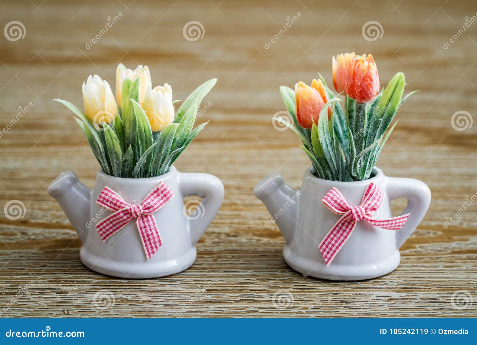 https://thumbs.dreamstime.com/z/tulipanes-artificiales-en-los-potes-blancos-de-la-porcelana-con-dise%C3%B1o-tetera-y-105242119.jpg