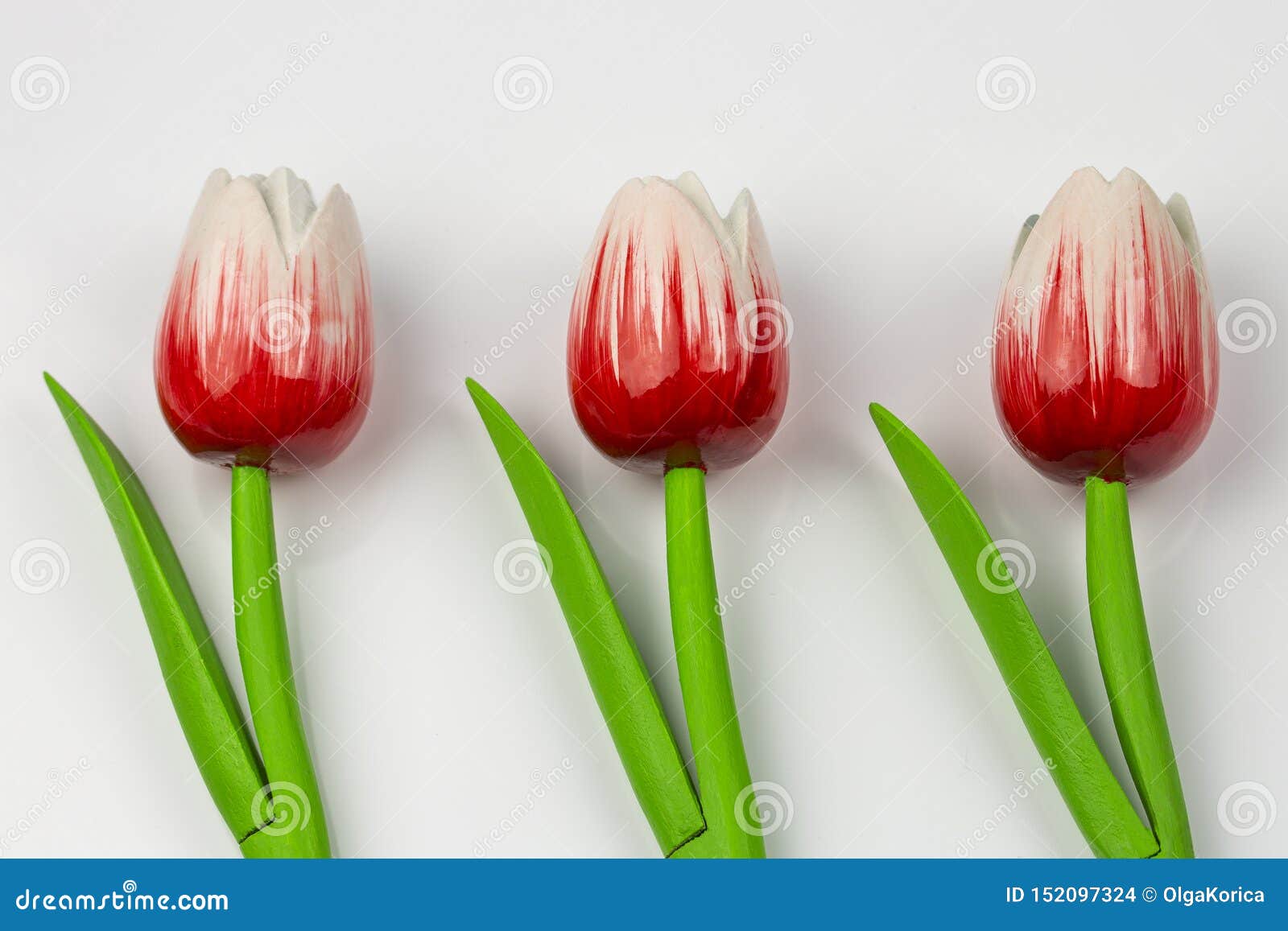 Tulipas De Madeira Vermelhas Com Hastes Verdes E Folhas Em Um Fundo Branco,  Teste Padrão Do Fundo Do Ornamento As Flores Artifici Foto de Stock -  Imagem de fundo, branco: 152097324