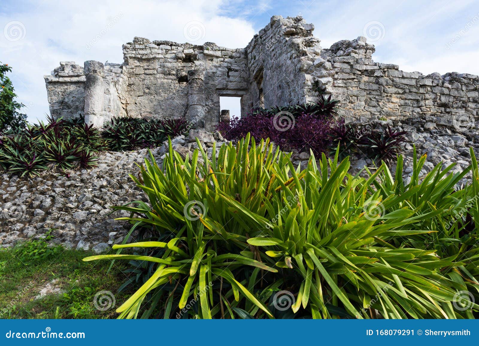 tulum mayan ruins with the casa de las columnas building