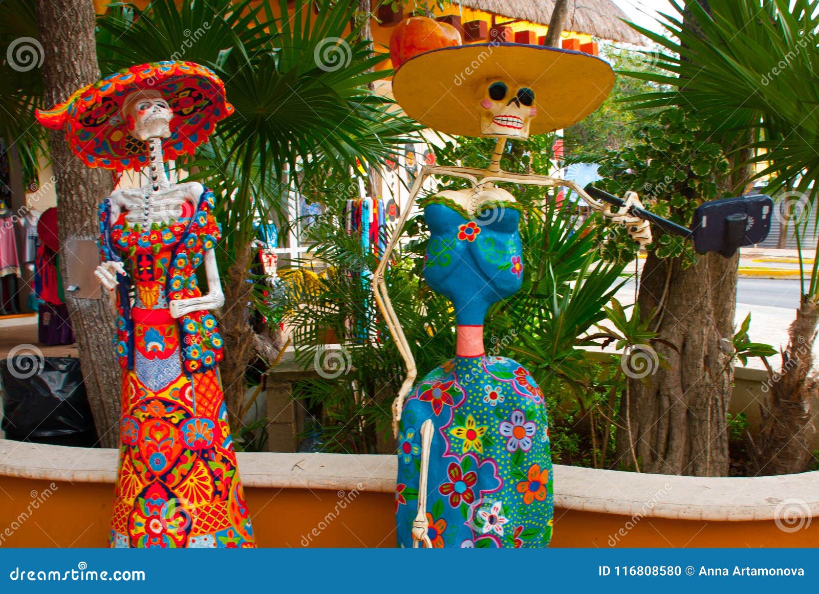 Tulum Quintana Roo Mexiko Statuen Der Gottin Des Todes Catrina Am Eingang Zum Souvenirladen Die Hauptfigur Von T Stockfoto Bild Von Tulum Catrina