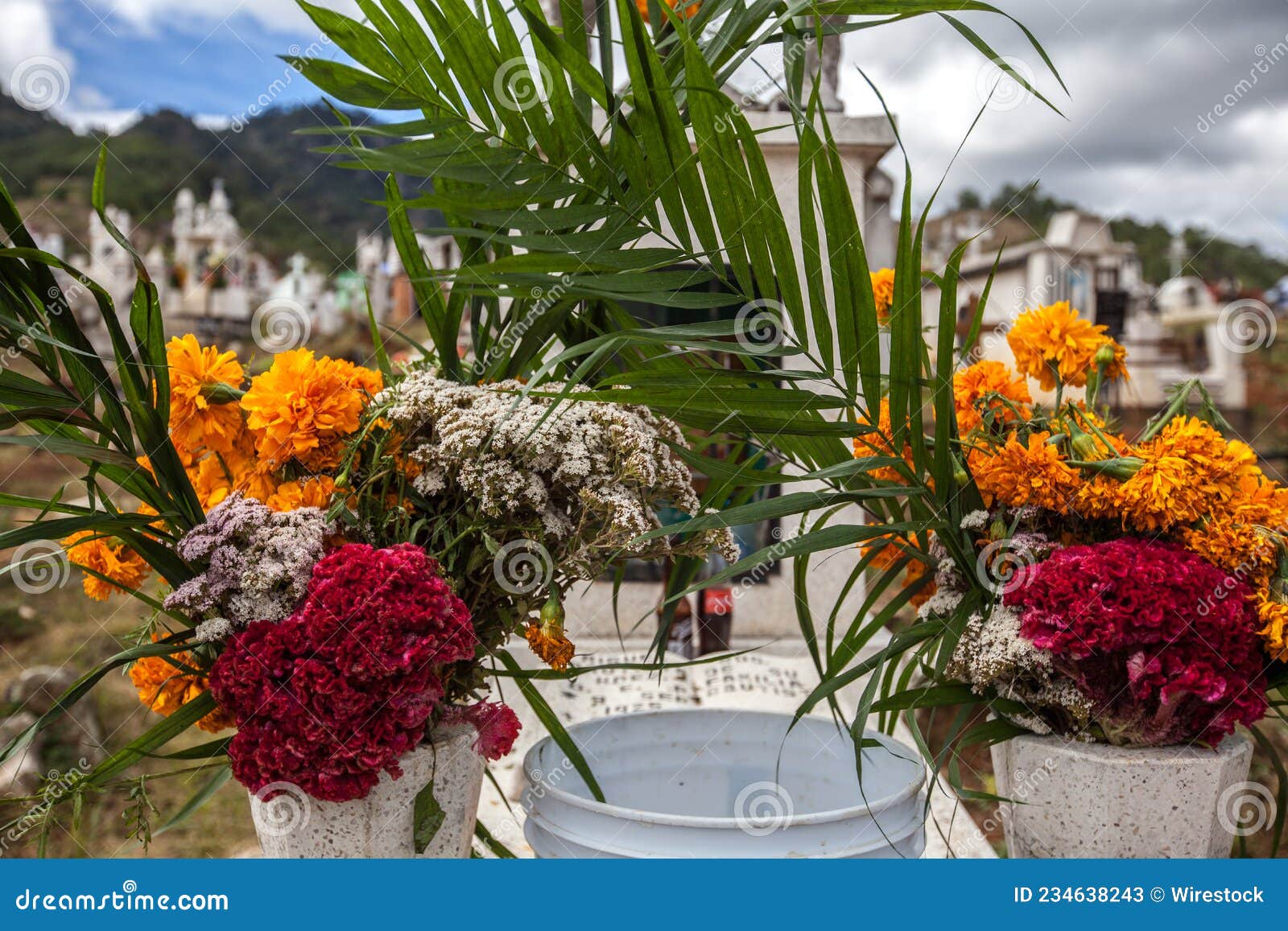 Tumba decorada con flores imagen de archivo. Imagen de cementerio