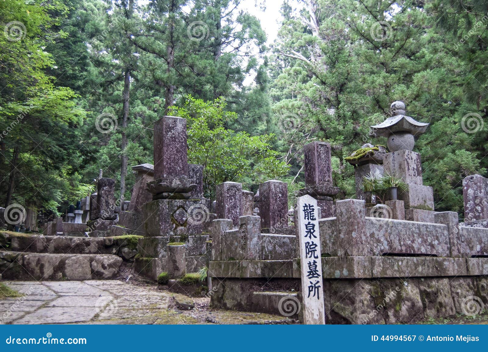 Tumbas japonesas imagen de archivo. Imagen de muerte 44994567