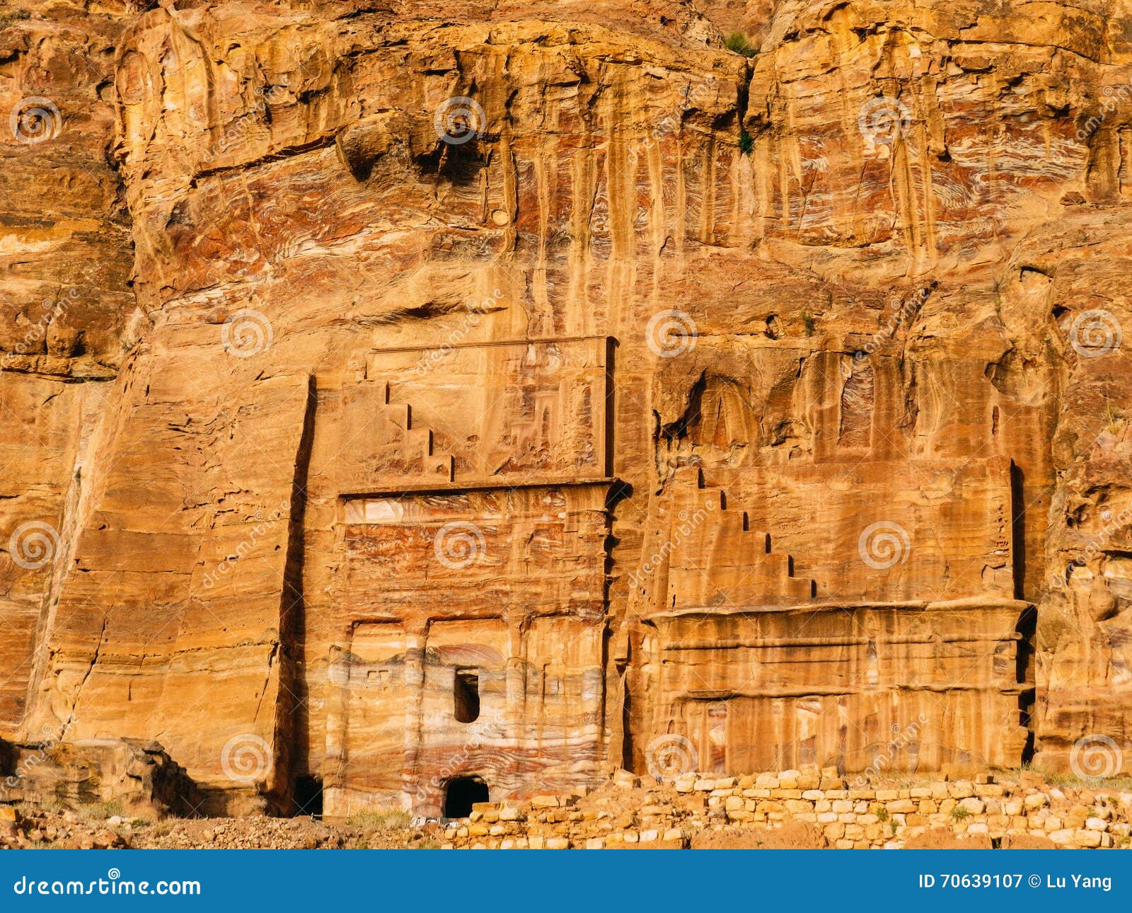 Tumbas reales en el Petra imagen de archivo. Imagen de exquisito 70639107