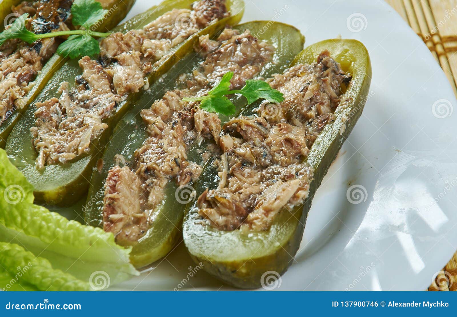 Tuna Salad Pickle Boats foto de archivo. Imagen de fresco 137900746