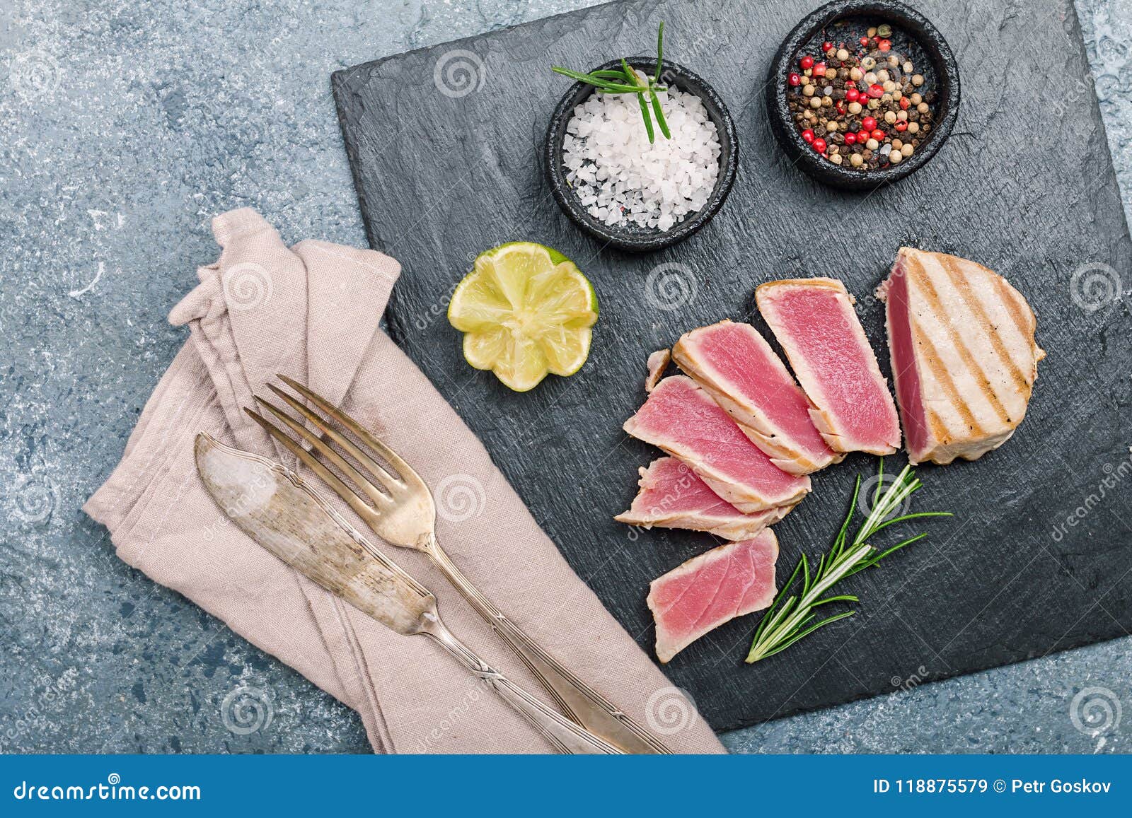 Tuna Steaks Asada a La Parrilla Imagen de archivo Imagen de comedor