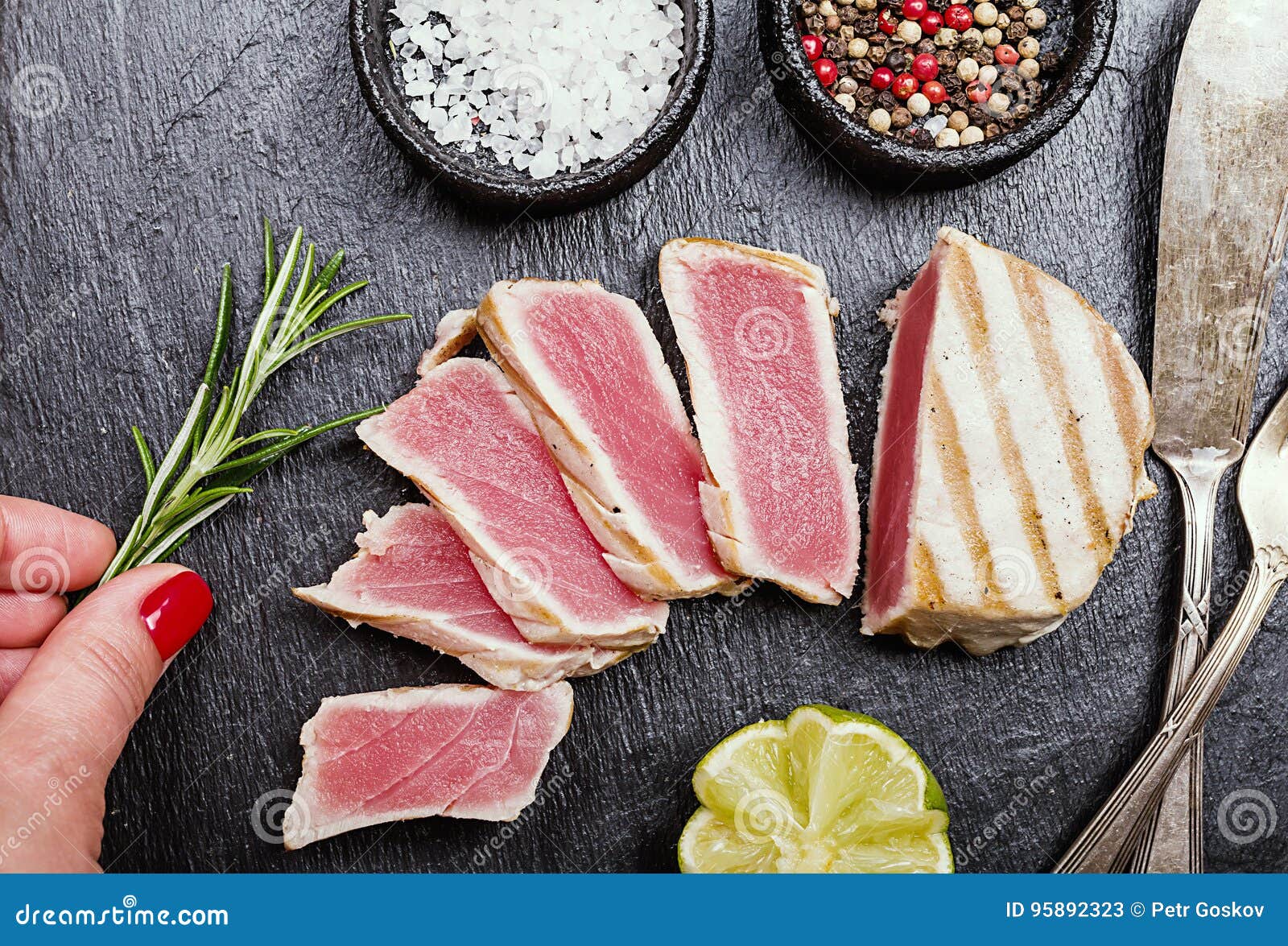 Tuna Steaks Asada a La Parrilla Imagen de archivo Imagen de