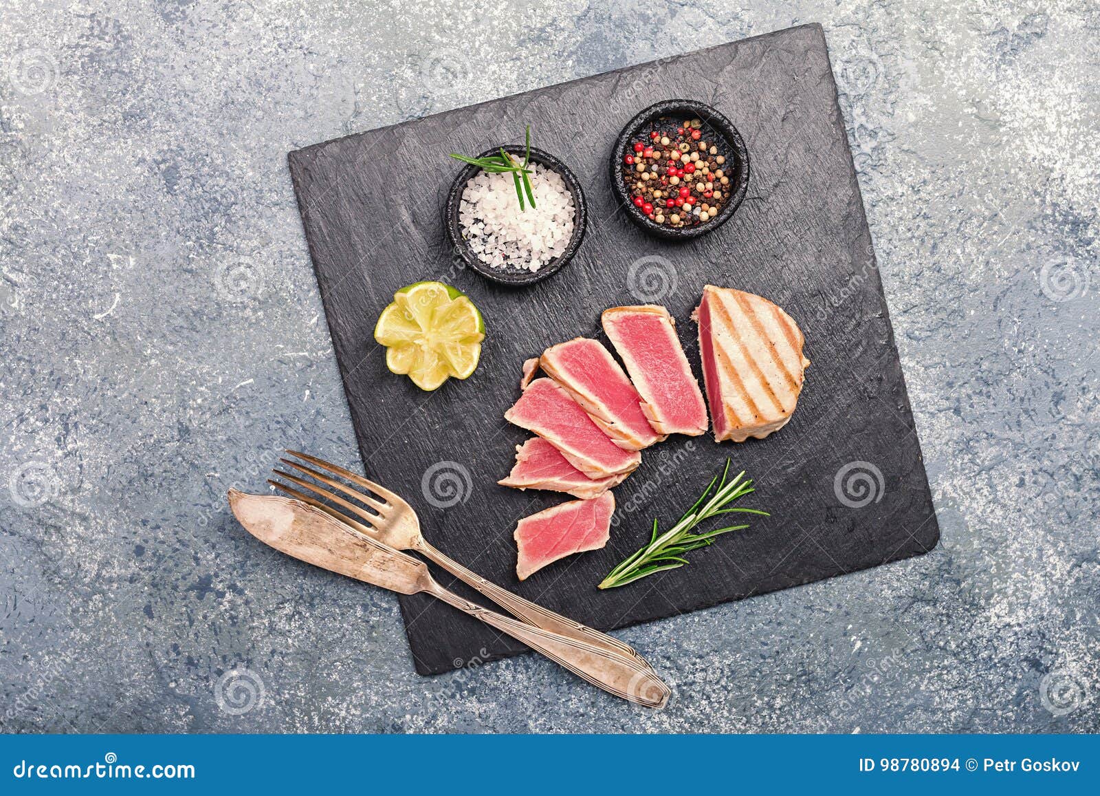 Tuna Steaks Asada a La Parrilla Foto de archivo Imagen de media