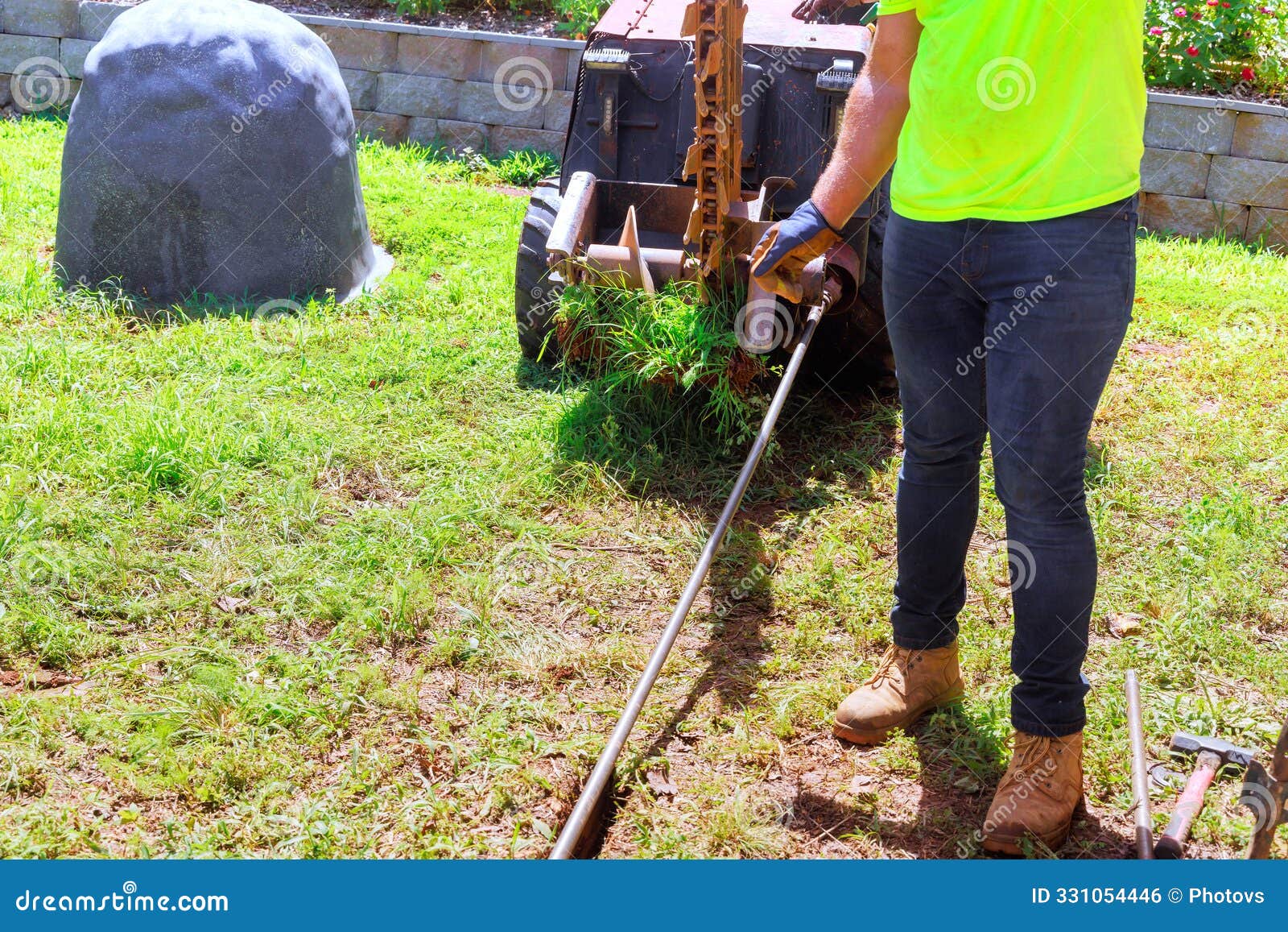 tuneless laying of communications fiber optics using a horizontal directional drilling machine before installing an