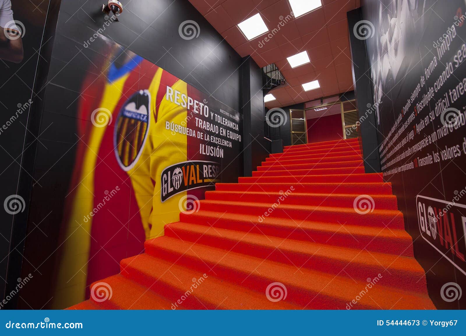 Tunnel al campo da giuoco allo stadio di Mestalla. I giocatori scavano una galleria al campo allo stadio di Mestalla