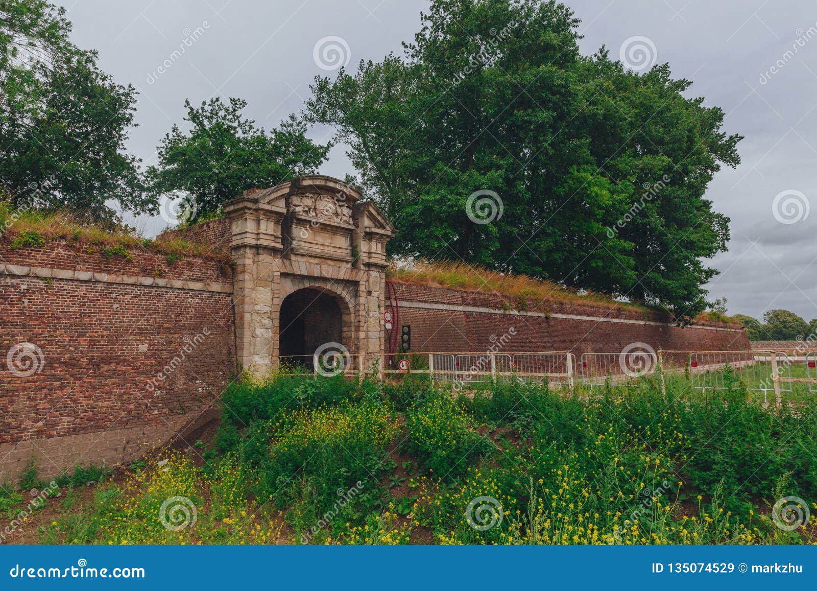 Vista del tunnel del passaggio sulla parete della cittadella della cittadella di Lille, Francia