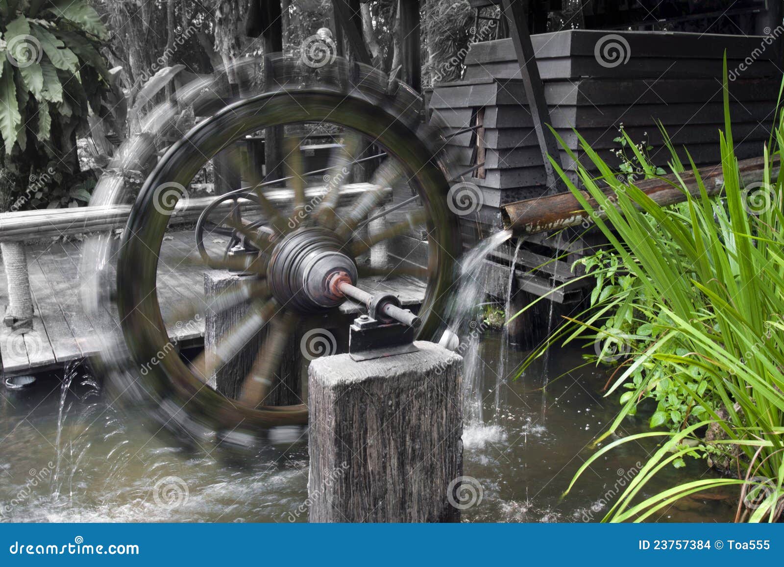 Turbina De La Rueda De Agua, Pequeña Central Eléctrica Foto de archivo -  Imagen de fluir, travieso: 23757384