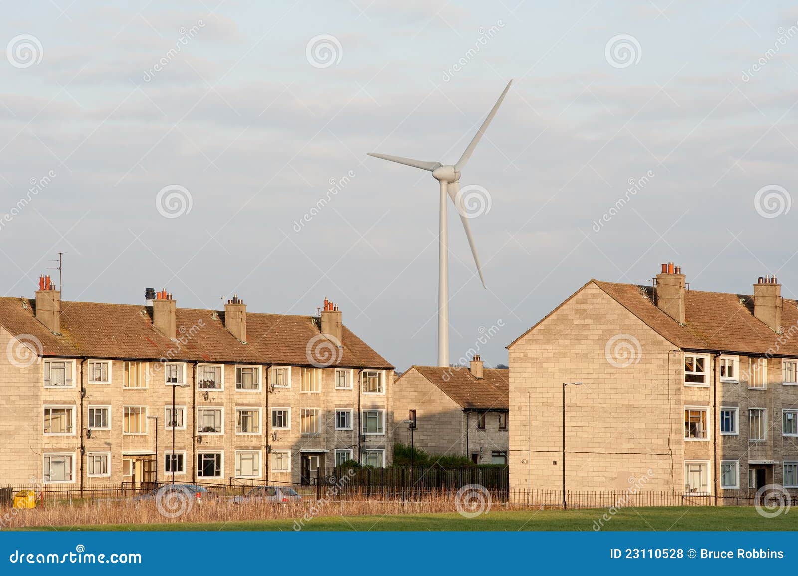 Turbina di vento della città. Turbina di vento gigante nell'ambiente urbano