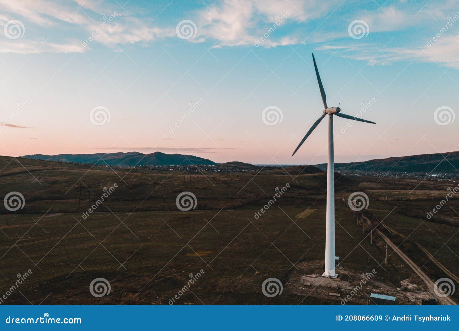 Turbina Eólica Energia Alternativa Energia Eólica Um Moinho De Vento Num  Campo Nas Montanhas Vista De Cima De Uma Turbina Eólica N Imagem de Stock -  Imagem de ambiente, moinho: 208066609