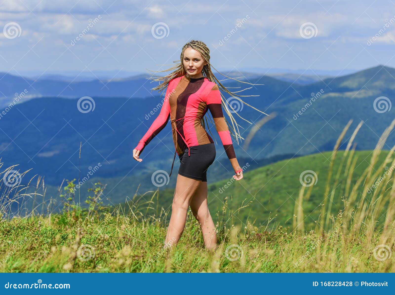 Turismo Veraniego Mujer Trekking Ropa Montaña Paisaje De Fondo Hobby De  Senderismo Esparcimiento Activo Niña Atlética Foto de archivo - Imagen de  fondo, niña: 168228428