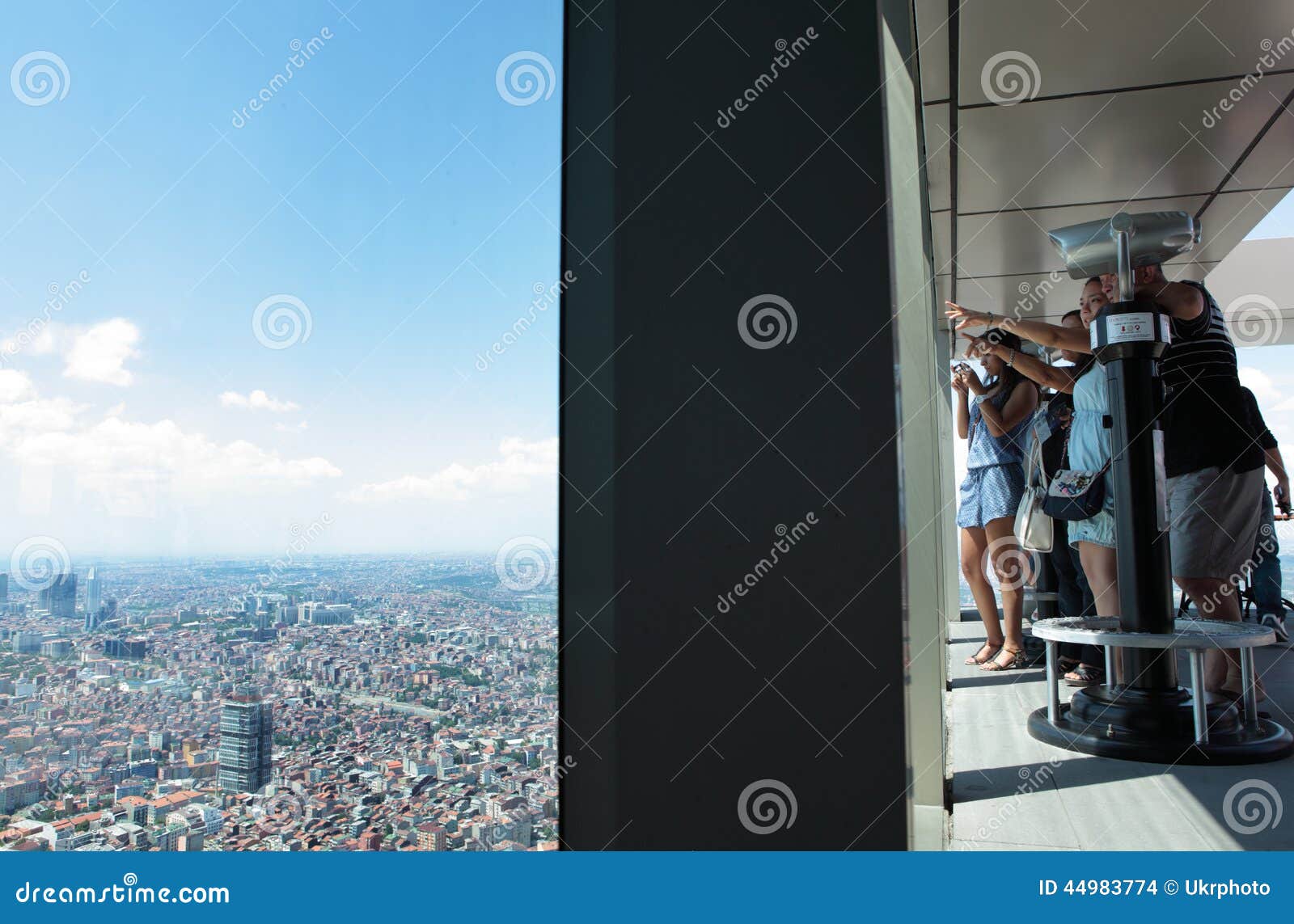 Turist på safirskyskrapan i Istanbul. Istanbul Turkiet - Juni 30, 2012: Turister beundrar cityscapen från observationsskrivbordet på safirbyggnaden Safir stiger 54 golv ovanför markplan och skryter enmald takhöjd av 238 meter