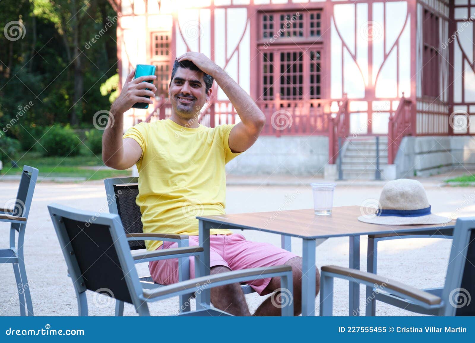 Turista Che Fa Un Selfie Con Lo Smartphone Seduto Su Una Turista Che Fa Un Selfie Con Lo Smartphone Seduto Su Una