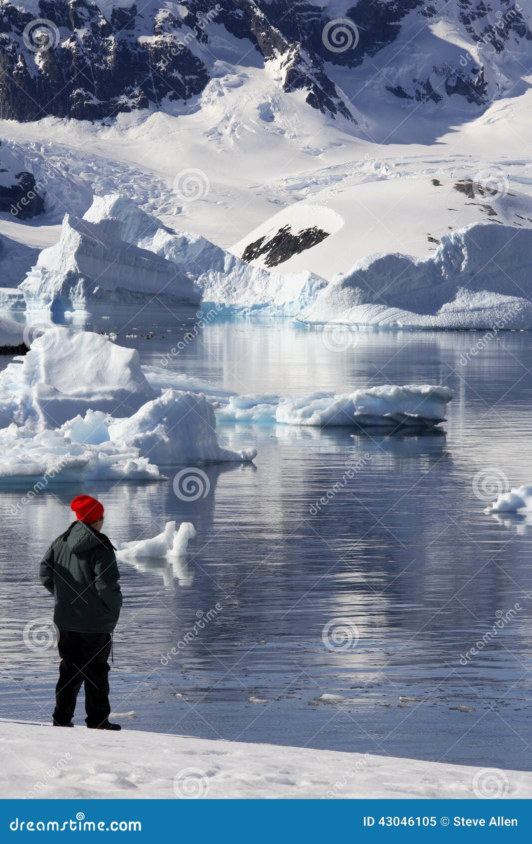 Turista da aventura - península antártica - a Antártica. Aventure-se o turista na baía do paraíso na península antártica na Antártica