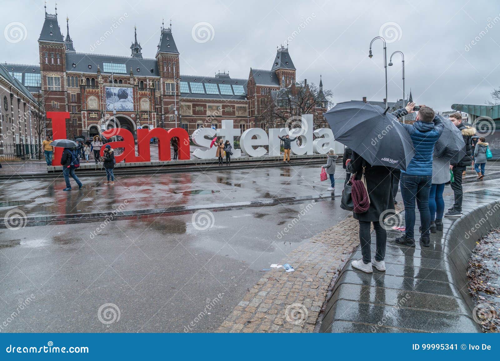 Turista En Lluvia Amsterdam Foto editorial - Imagen de monumento: 99995341