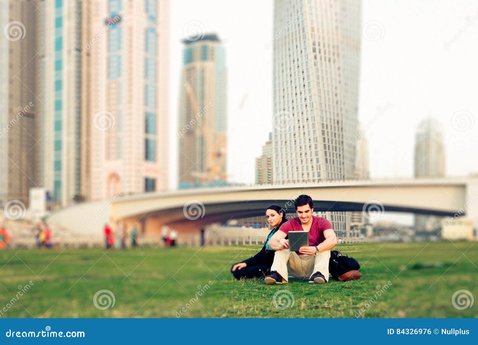 Turistas A Dubai Que Toma Una Rotura Foto De Archivo Imagen De Turistas Rotura