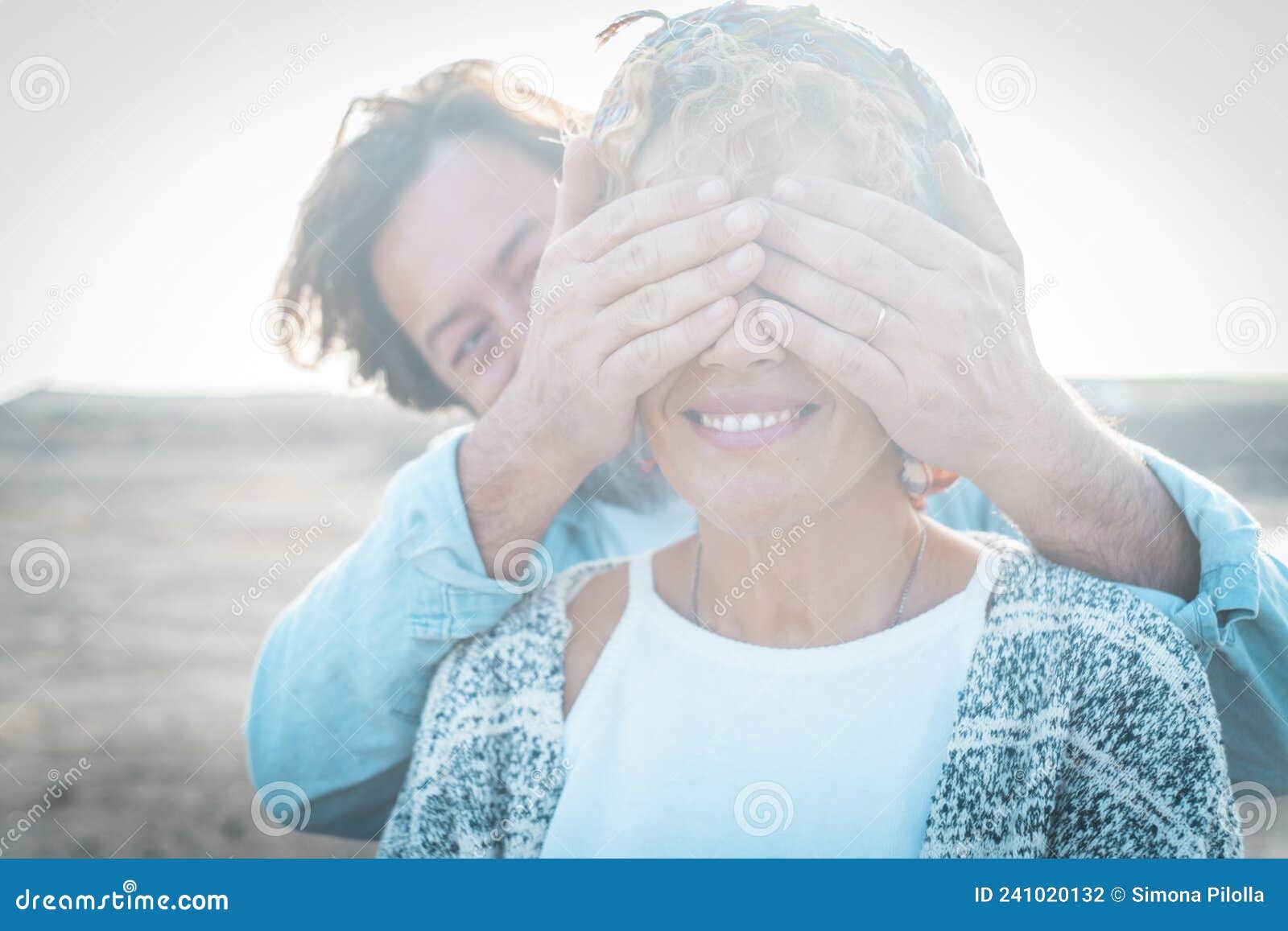 Turistas Felices En Actividades Al Aire Libre. Hombre Cerró Los Ojos a Una Mujer Para Hacer Una Sorpresa. Pareja Adulta De Amor Y Foto de archivo - Imagen de lifestyle, ojos: 241020132 Turistas Felices En Actividades Al Aire Libre. Hombre Cerró Los Ojos a Una Mujer Para Hacer Una Sorpresa. Pareja Adulta De Amor Y Foto de archivo - Imagen de lifestyle, ojos: 241020132