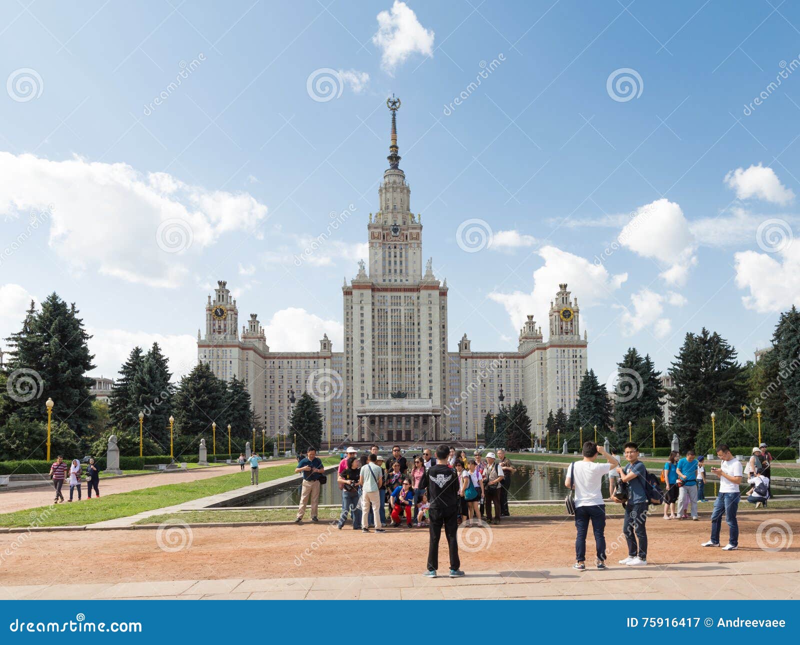 Мгу туризм. Москва 2016 МГУ. МГУ туристы. Фотосессия на фоне МГУ. Студенты на фоне МГУ.