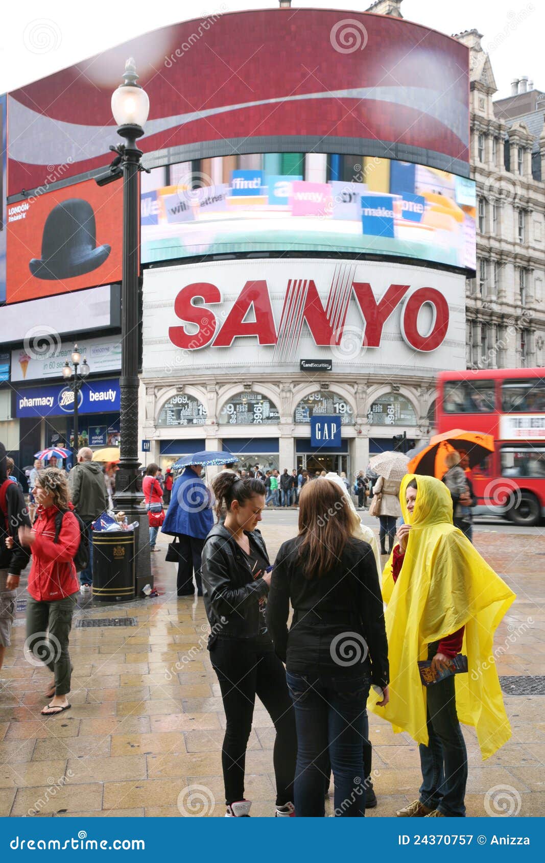 Turistas no circo de Piccadilly, 2010. Londres, Reino Unido - agosto 13, 2010: Turistas no circo de Piccadilly, atracção turística famosa, junção de estrada, construída em 1819, em lugar de reunião, atracção turística, no West End, nas tintas à avenida de Shaftesbury, rua do regente, Haymarket, rua do quadrado de Leicester e da estufa.