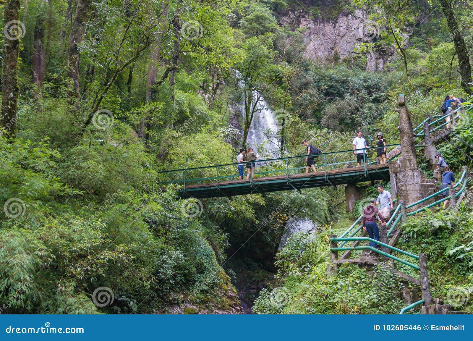 Turistas Que Exploran Area Del Turismo Ecologico De La Cascada Del