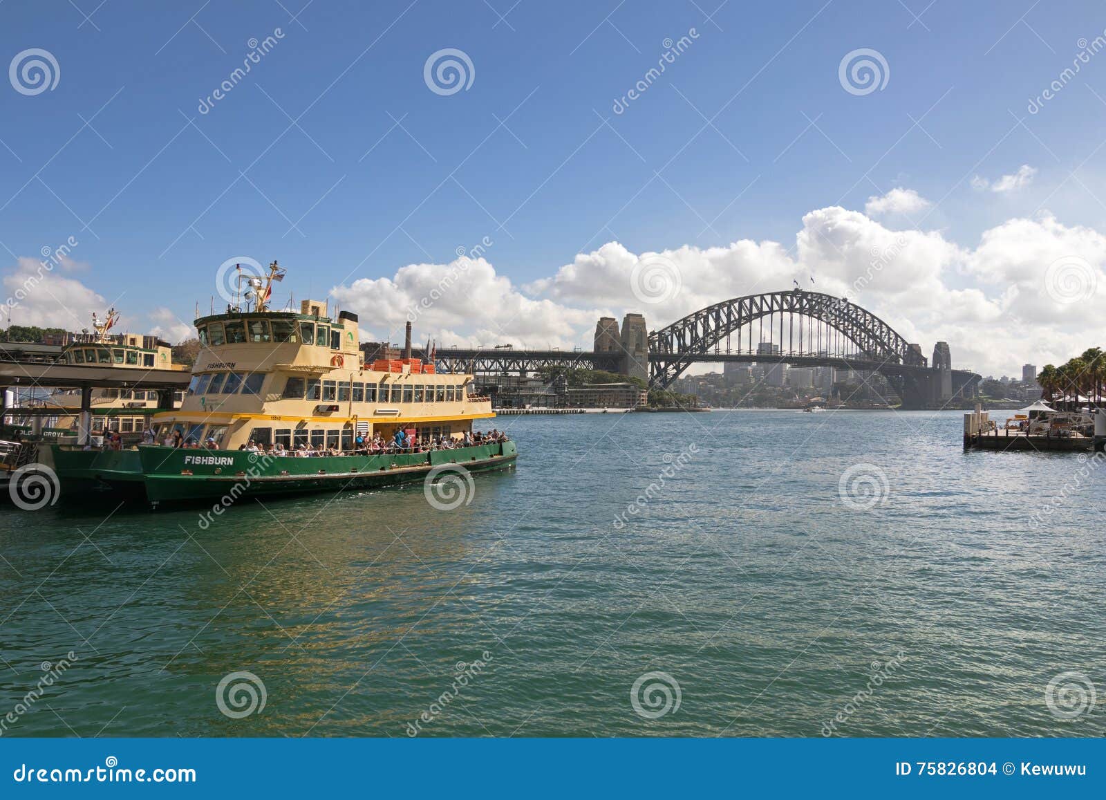 SYDNEY AUSTRALIEN - APRIL, 2016: Turister på Fishburn färjer anslutning på pir nära Sydney Harbour Bridge, den stål välva sig bron i Sydney, Australien på April 20, 2016