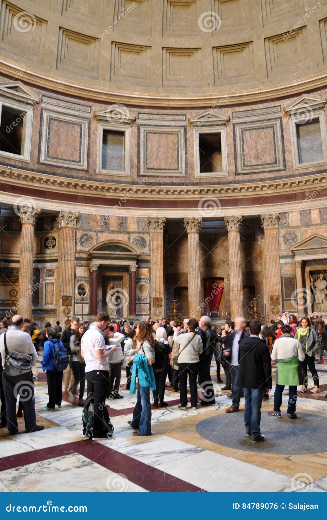 Turister som besöker panteon i Rome, Italien. ROME ITALIEN - MARS 13, 2016: Turister som besöker panteon, en av de viktiga turist- dragningarna i Rome, byggde under regeringstiden av kejsaren Augustus