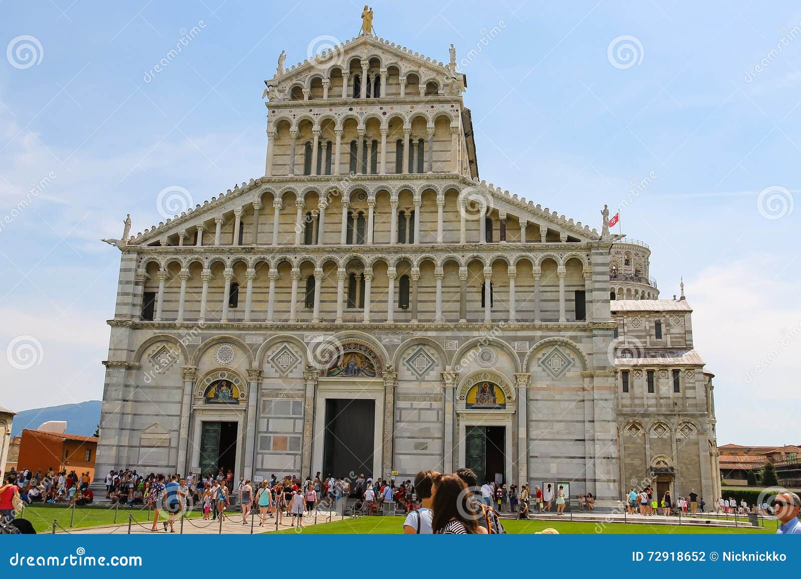 Turisti vicino alla cattedrale (Di Pisa del duomo) a Pisa, Italia. Pisa, Italia - 29 giugno 2015: Turisti vicino alla cattedrale (Di Pisa del duomo) su Piazza del Duomo Provincia regione di Pisa, Toscana di Italia