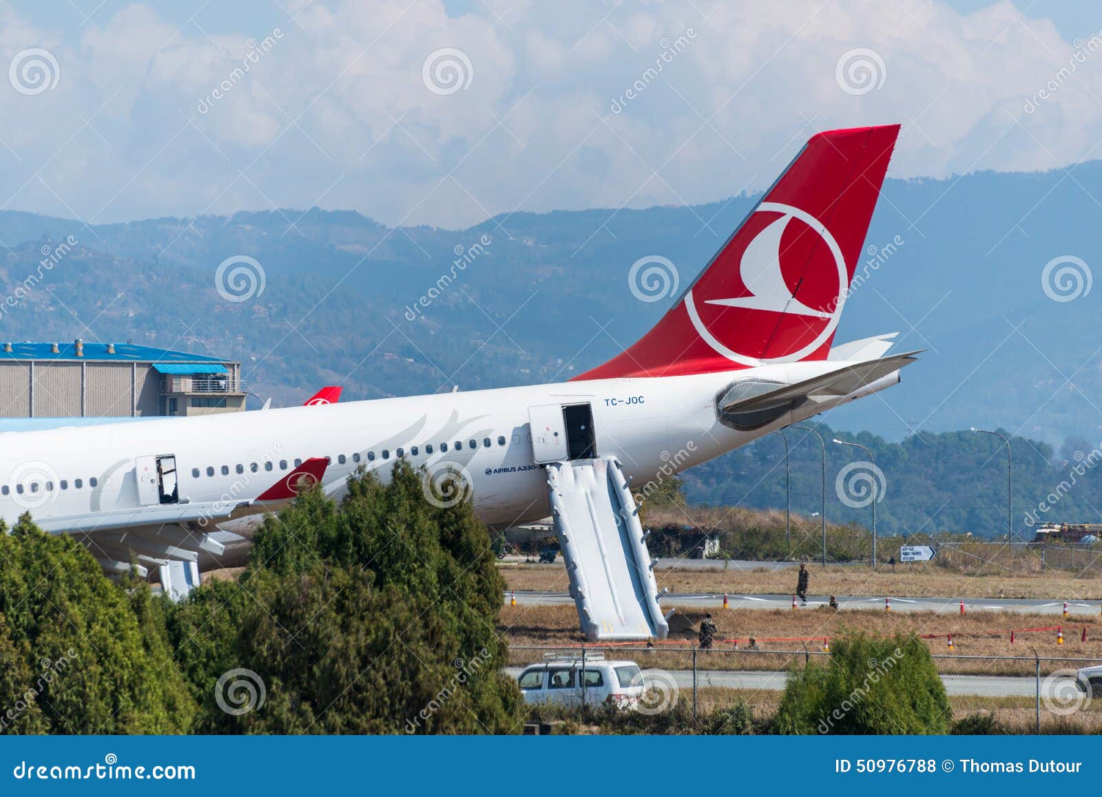 Turkish Airlines-Luchtbusneerstorting bij de luchthaven van Katmandu. KATMANDU, NEPAL - MAART 4, 2015: Turkish Airlines-vlucht THY726 verpletterde vroeger in de ochtend bij de Internationale Luchthaven van Tribhuvan blijkbaar wegens dichte mist Geen passagiers werden ernstig gekwetst