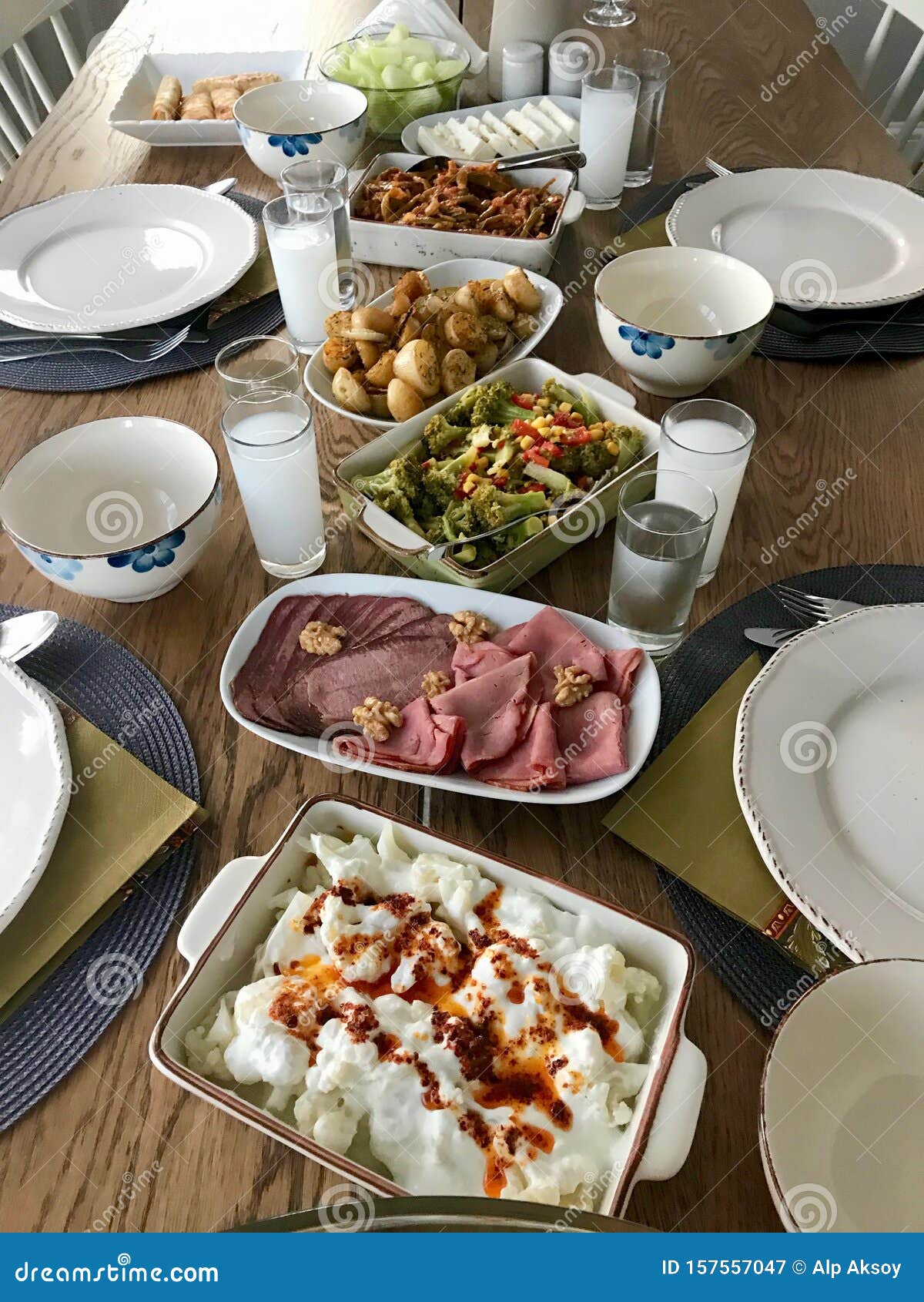 Table à Manger Traditionnelle Turque Et Grecque Avec Boisson Alcoolisée  Spéciale Raki. Ouzo Et Raki Turc I