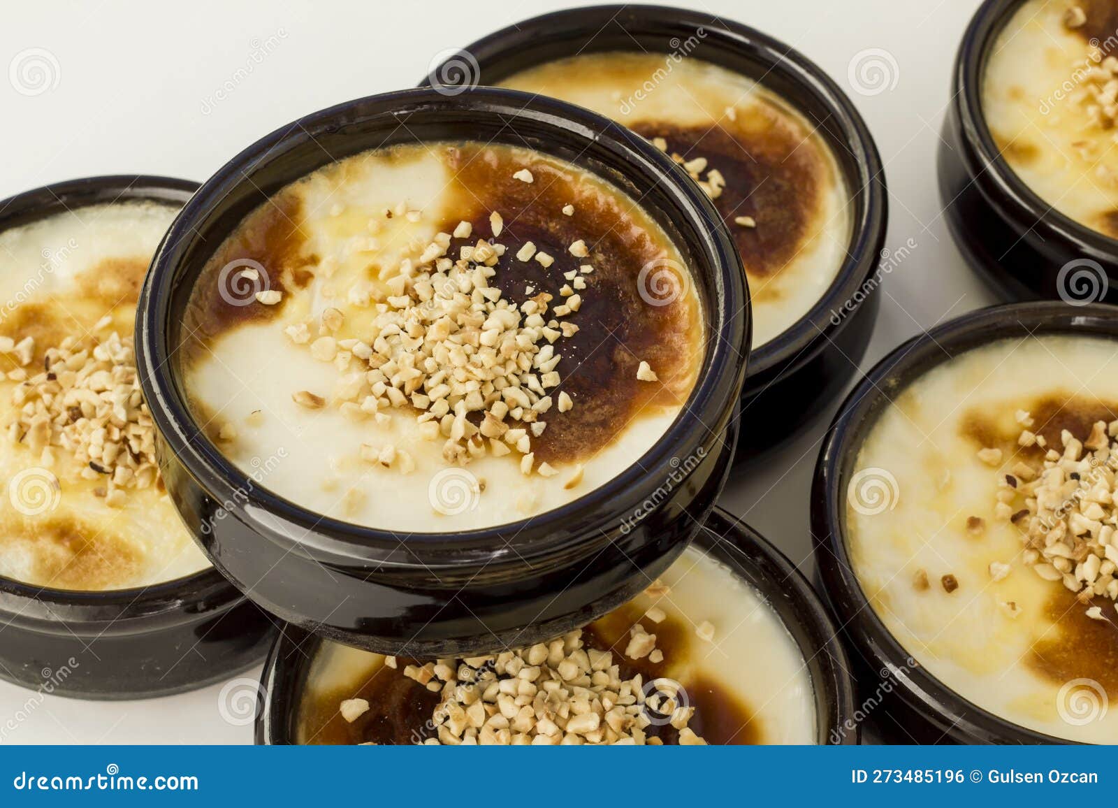 turkish-style-baked-rice-pudding-in-casserole-clay-dessert-bowls-on