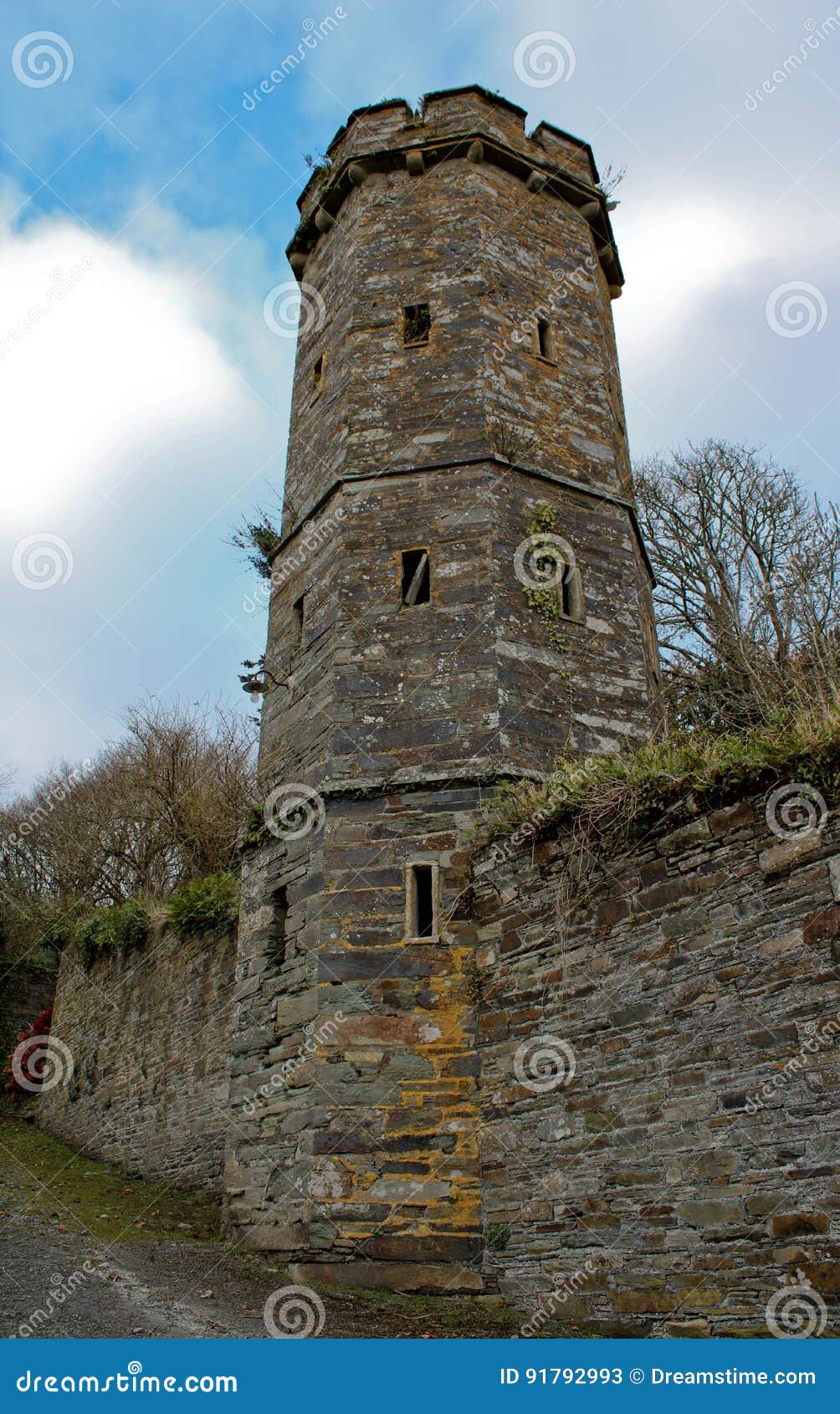 Turm eines alten Schlosses. Ein Turm des Schlossblickes heraus