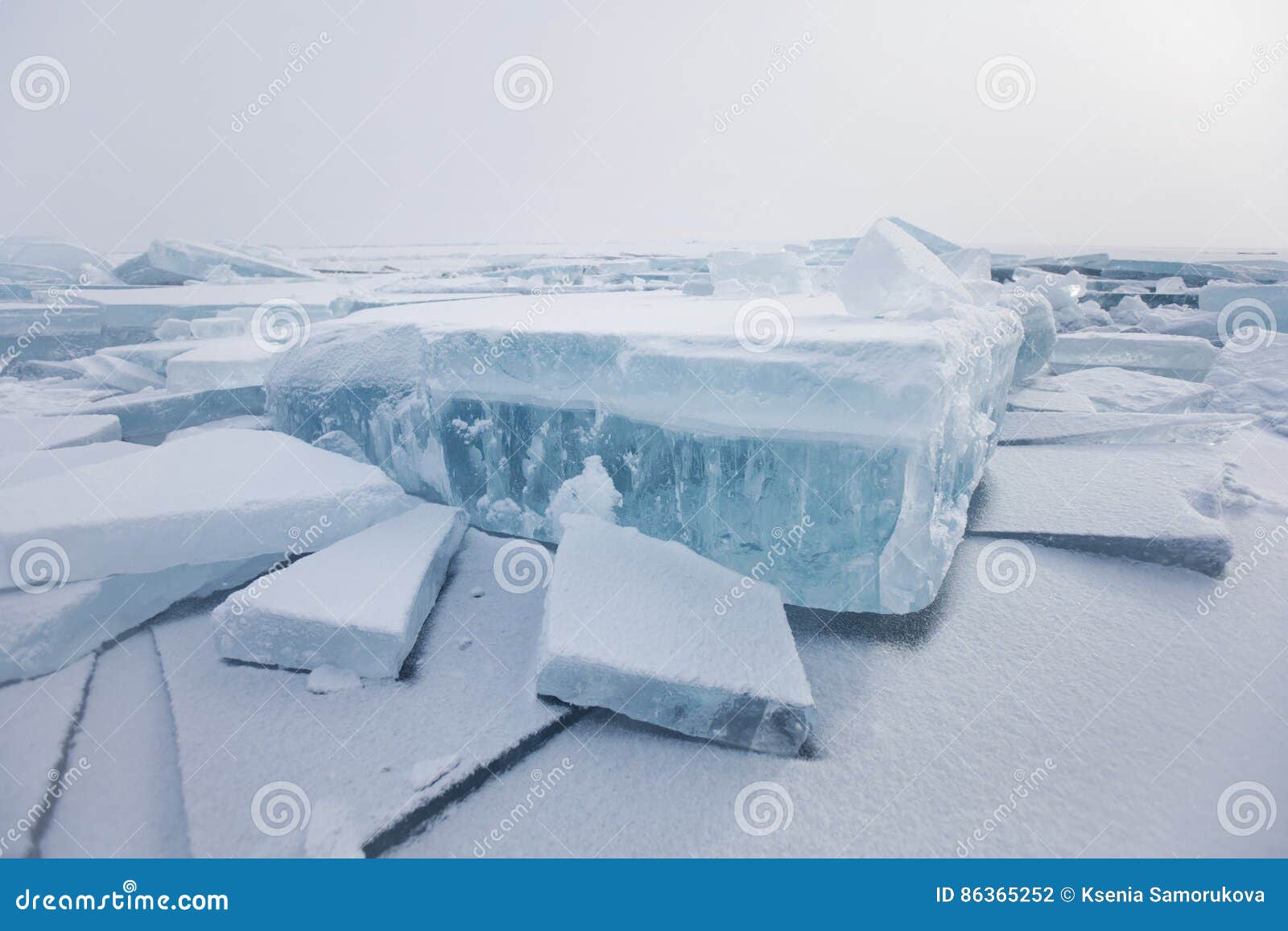 Звук треска льда. Ледяное поле. Голубые льдины Байкала. Озеро Байкал ледяные шатры. Байкал зимой льдины.