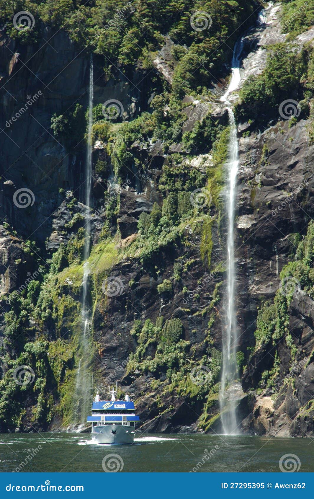 Turystyczny Milford wodowanie. Przy Milford Dźwiękiem turystyczne łodzie, Fiordland Park Narodowy, Nowa Zelandia