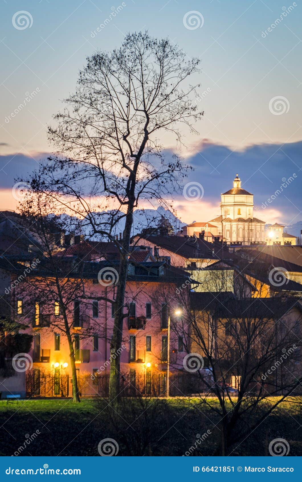 Turín (Torino), iglesia de Santa Maria al Monte (dei Cappuccini de Monte) en el crepúsculo