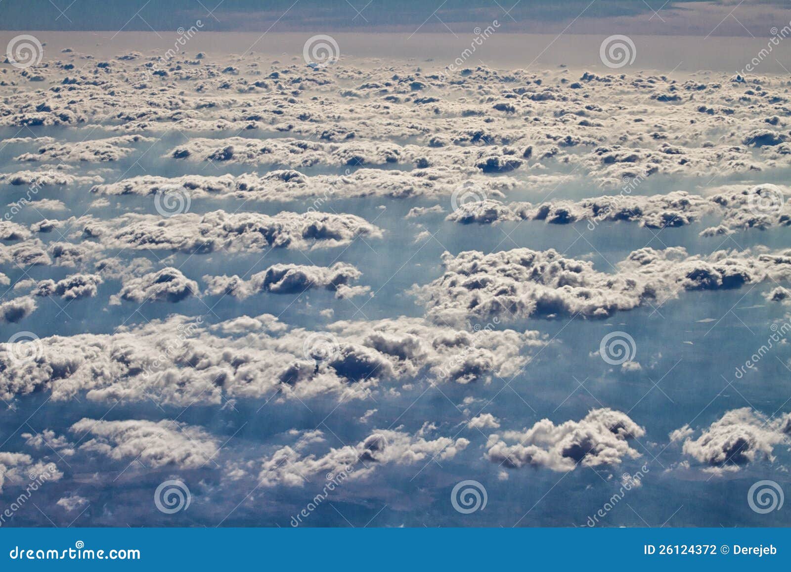 Tussen de wolken. Mooie wolken die een mystieke en dromerige cloudscape 30000 voet in de lucht vormen