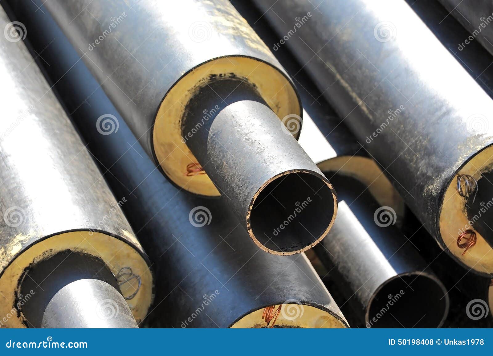 Tuyau D'acier Avec L'isolation Thermique Photo stock - Image du métal,  isolant: 50198408