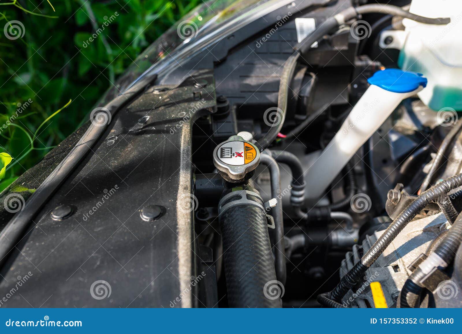 Tuyau Reliant Le Radiateur De La Voiture Au Moteur En Arrière-plan