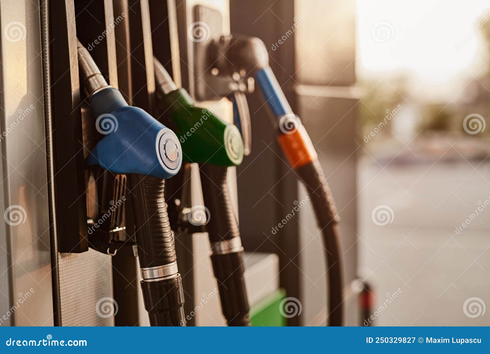 Tuyaux Suspendus à La Pompe à Essence Image stock - Image du énergie, coup:  250329827