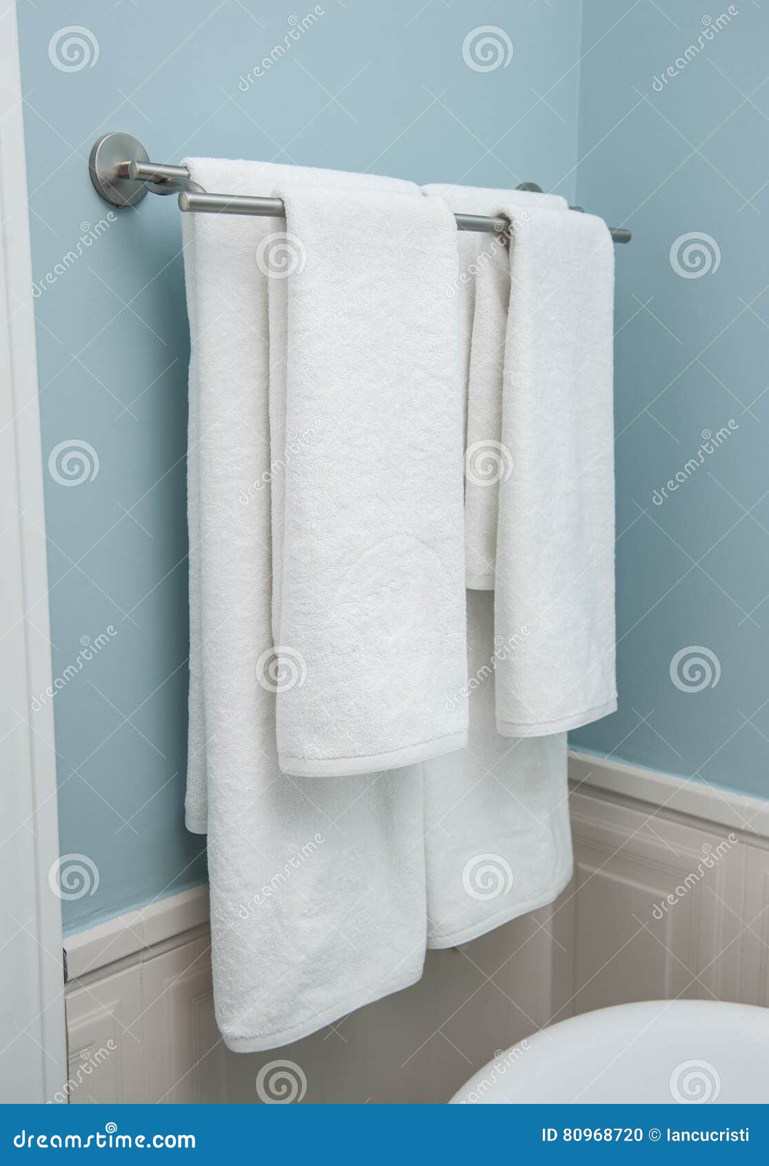 Полотенце весит. Полотенце висит в ванной. Полотенца весят в ванной. Вешалка для полотенец белая. Белое полотенце на полотенцедержателе.