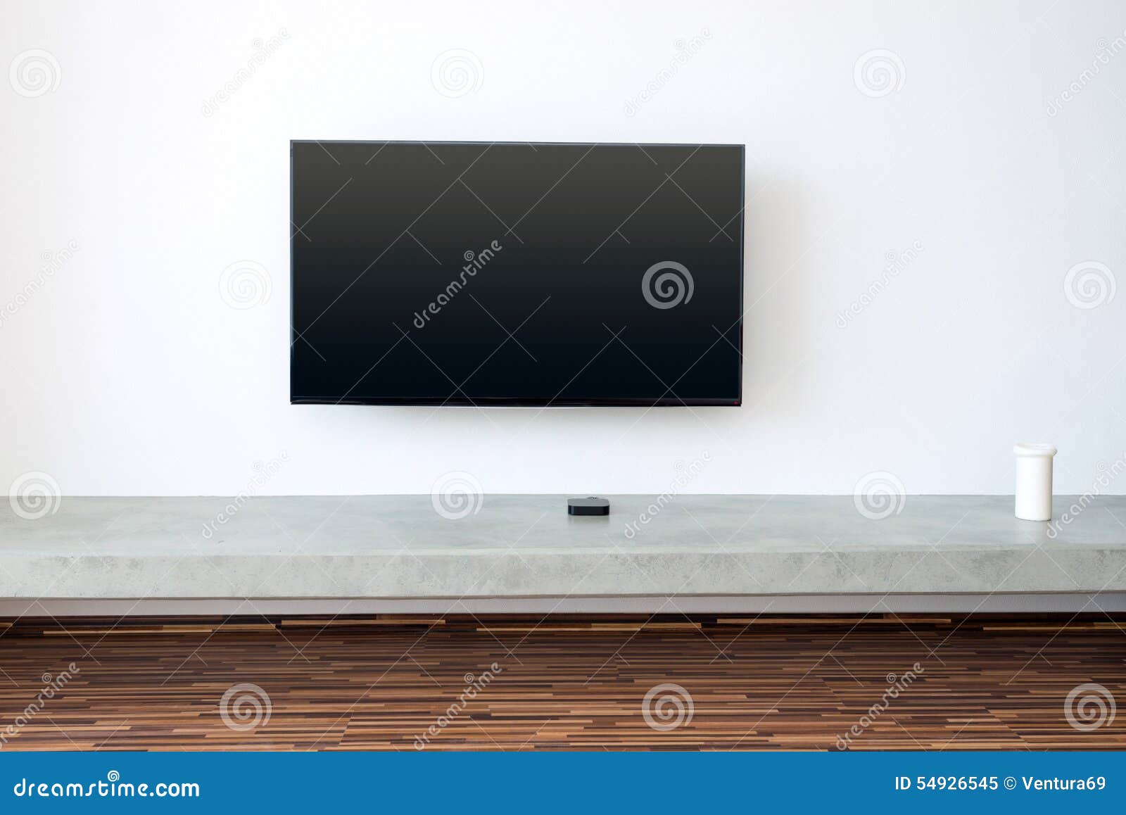 Tv op witte muur in woonkamer stock foto afbeelding: 54926545