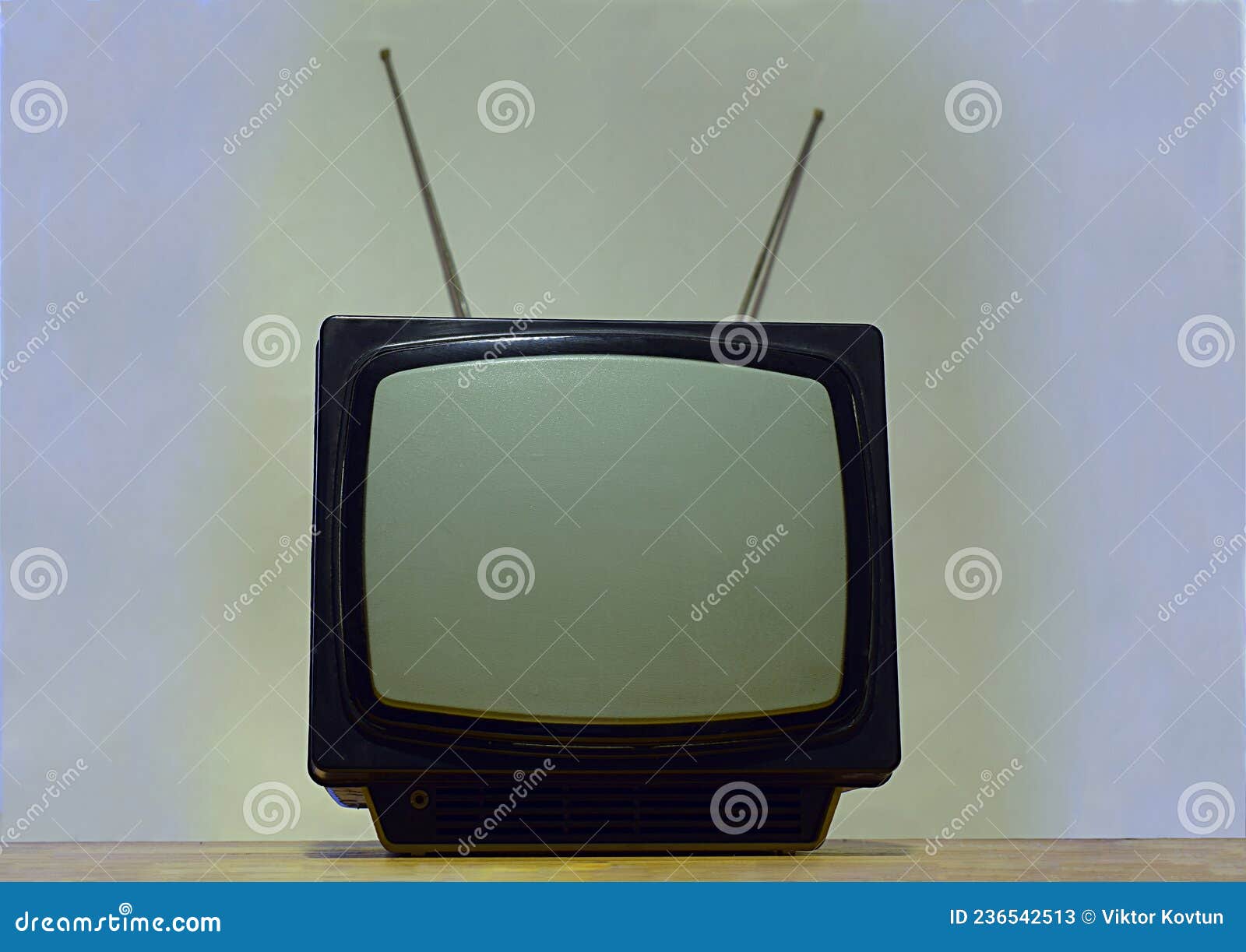 TV Portátil Antigua Con Antena Imagen de archivo - Imagen de casero,  apartamento: 236542513