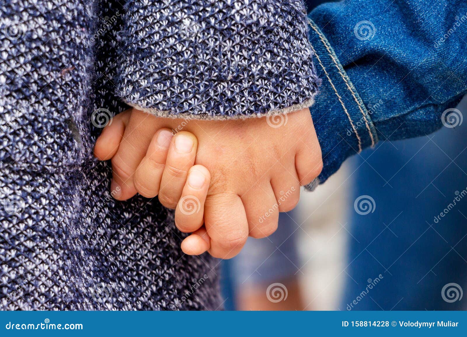 Två små barn håller hand Flickan håller bror för hand_. Två små barn håller hand Flickan har hand om bror