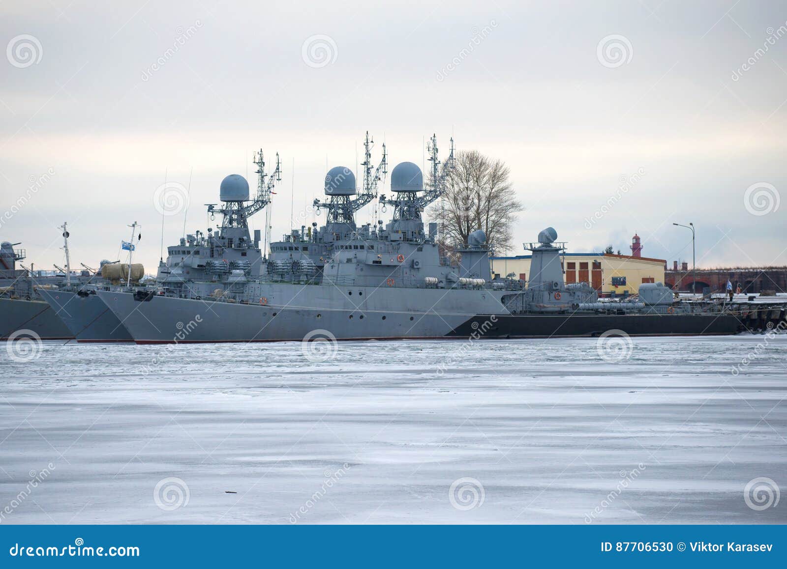 ST PETERSBURG, RUSLAND - JANUARI 25, 2017: Twee anti-submarine korvetten van de Baltische Militaire vloot op het de winterparkeren in Januari-schemering Kronstadt